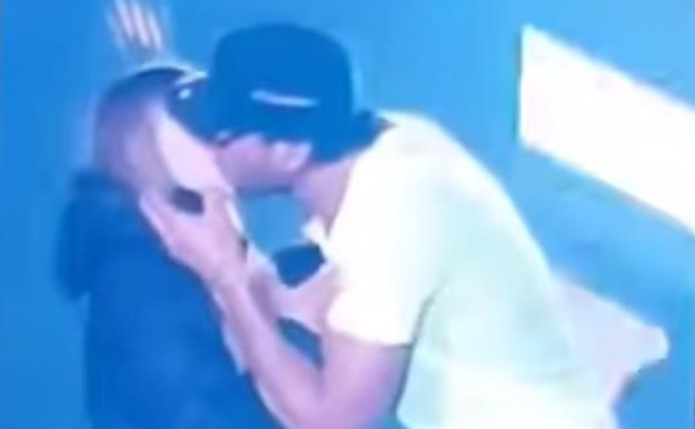 Enrique Iglesias besa apasionadamente a una fan sobre el escenario