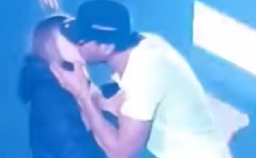 Enrique Iglesias beso fan