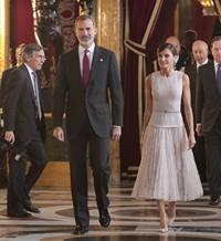 Los Reyes saludan a los invitados en la recepción del Palacio Real