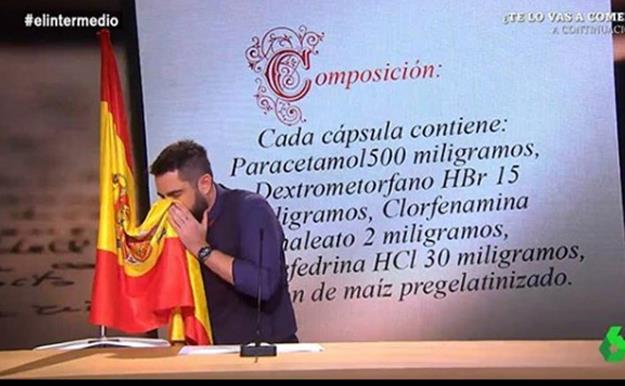 Frank Cuesta carga contra Dani Mateo tras sonarse los mocos en la bandera de España