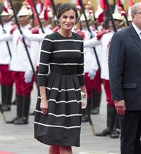 La reina Letizia deslumbra con su look en la visita a Perú