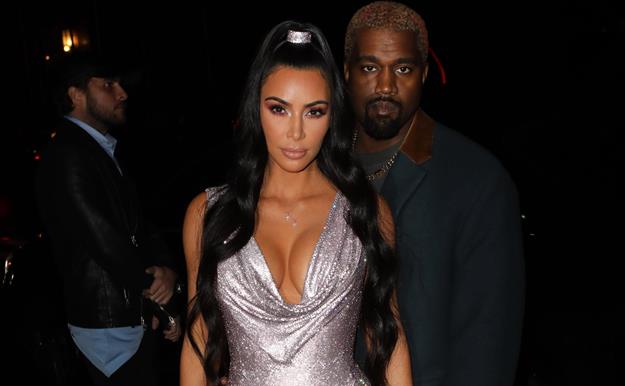  Kim Kardashian copia el look más icónico de Paris Hilton 16 años después 