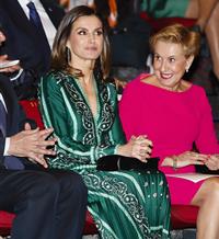 La reina Letizia apuesta por el estampado pañuelo en su último look