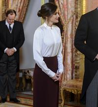 La reina Letizia reinventa su estilo clásico con uno de sus mejores looks
