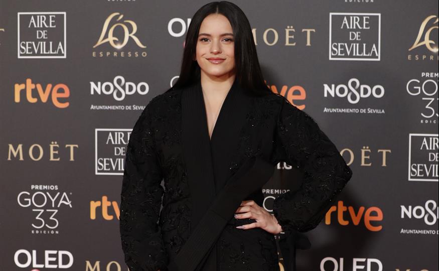 Rosalía posa en la alfombra roja de los Premios Goya