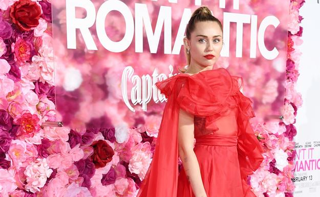Miley Cyrus se adelanta a San Valentín con un espectacular vestido rojo