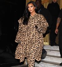 Kim Kardashian o cómo llevar a otro nivel dos prendas vintage en un mismo día
