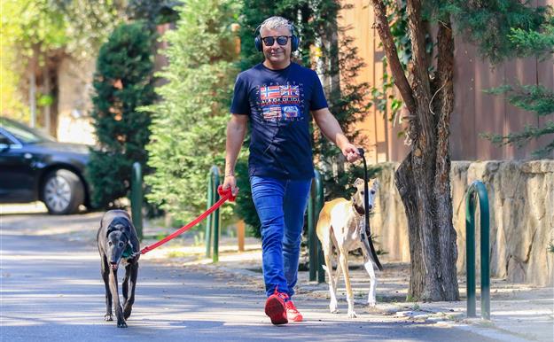 Jorge Javier se recupera y retoma sus rutinas paseando a sus perros