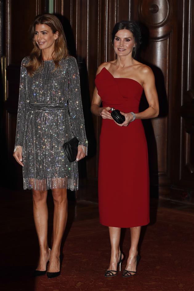 La reina Letizia, con un vestido rojo en Argentina