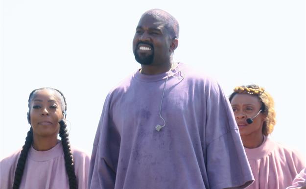 Kanye West se hace de oro con su ropa religiosa