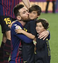 La alegría de los chavales del Barça sobre el césped del Camp Nou