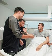 Iker Casillas se emociona con la visita de sus compañeros del Oporto