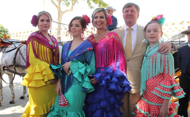 Máxima de Holanda y sus hijas viven la Feria de Sevilla vestidas de flamencas