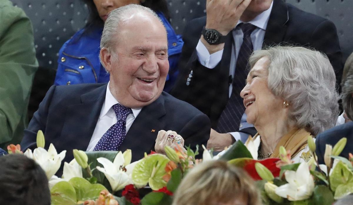 Complicidad entre don Juan Carlos y doña Sofía en su 57 aniversario de boda