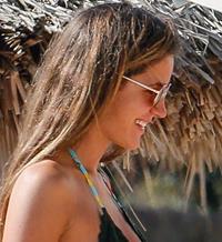 Malena Costa, espectacular en bikini con su familia en Ibiza