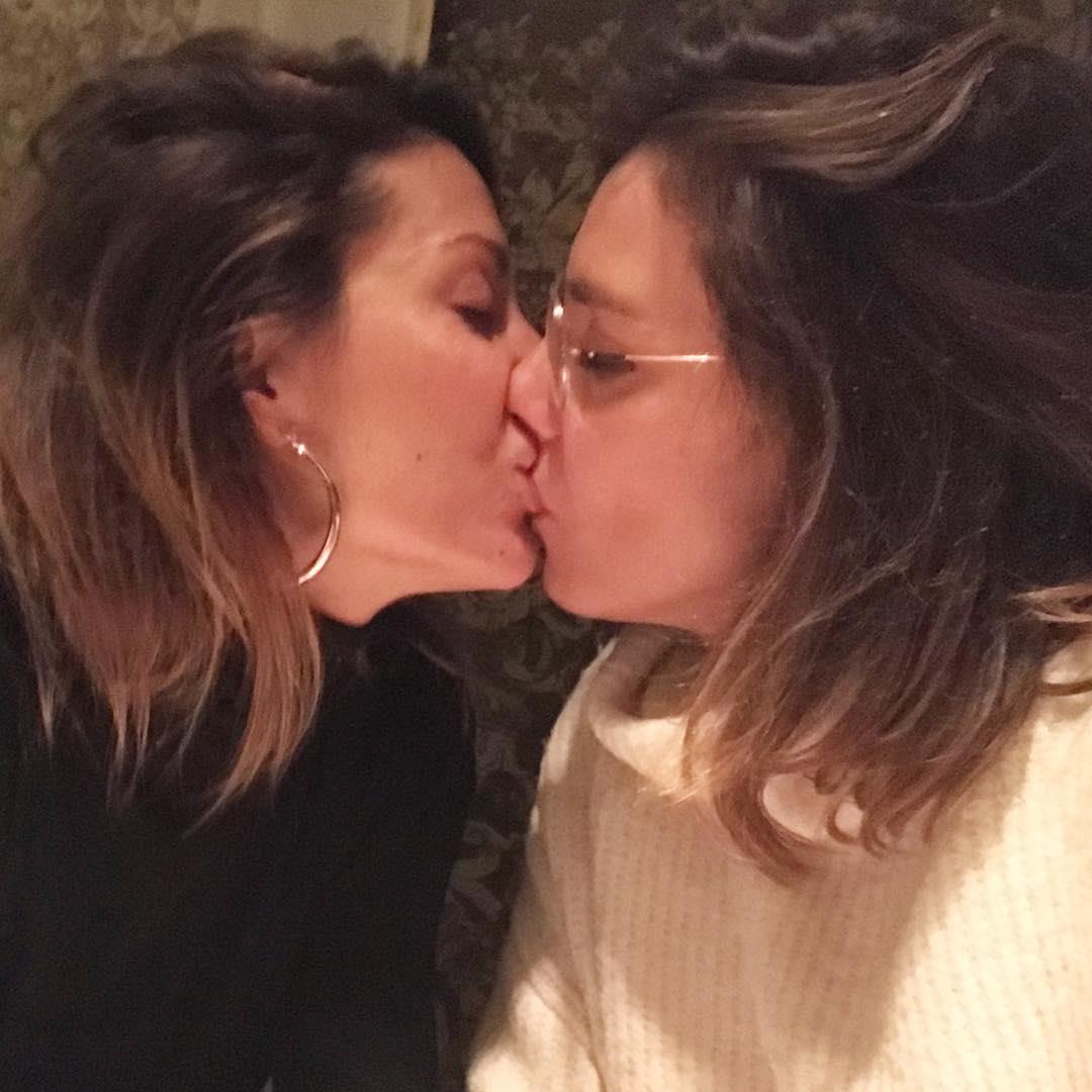 El beso más reivindicativo de Sandra Barneda y Nagore Robles