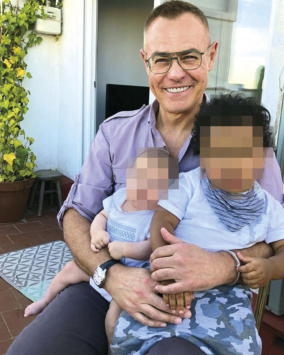 Jordi González posa con los hijos de dos amigas