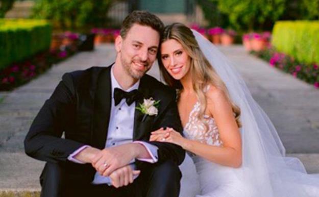 Pau Gasol y su mujer, Cat McDonnell, muestran una fotografía de su boda