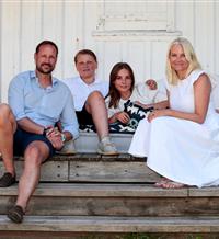 Haakon y Mette-Marit, las fotos oficiales de su verano en familia