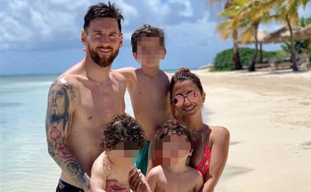 El posado veraniego de Leo Messi y Antonella Rocuzzo