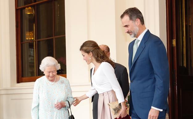 Felipe y Letizia sirven de consuelo a Isabel II en un verano atípico