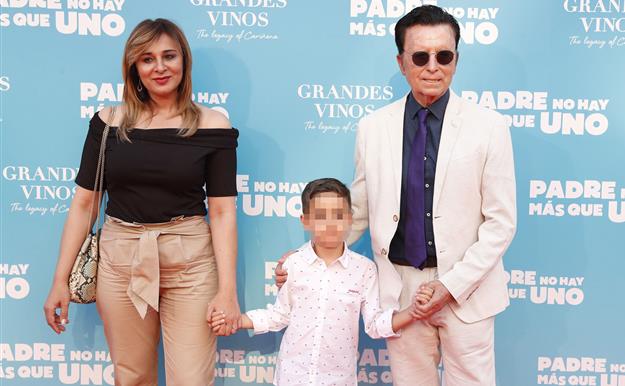 Ortega Cano acude en familia al estreno de 'Padre no hay más que uno'