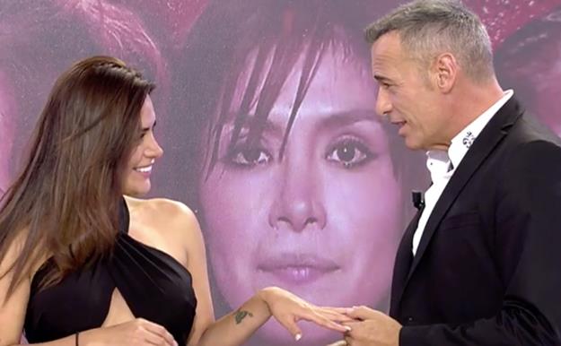 'Sábado Deluxe': Carlos Lozano le pide la mano a Miriam Saavedra en directo y esta le responde con ¡doble cobra!
