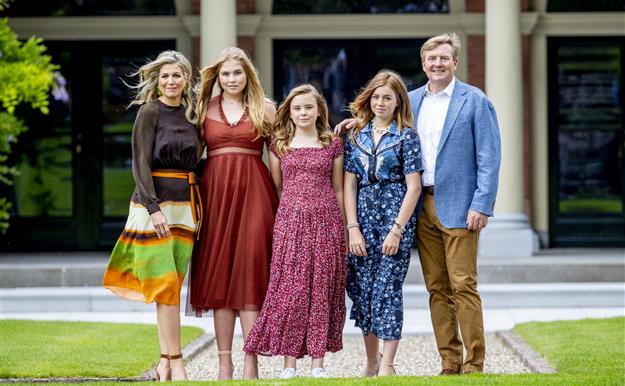 Guillermo y Máxima de Holanda, muy cómplices con sus hijas en sus fotos de verano
