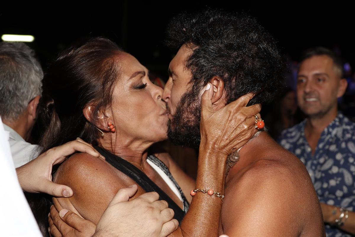 Isabel Pantoja besa en la boca a Omar Montes, ganador de Supervivientes