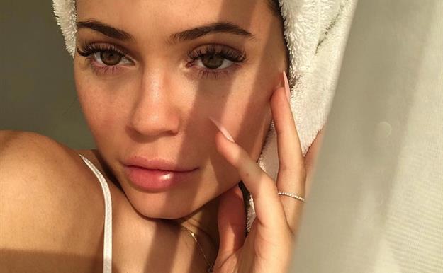 Kylie Jenner y Rosalía, unidas por la misma tendencia de belleza 