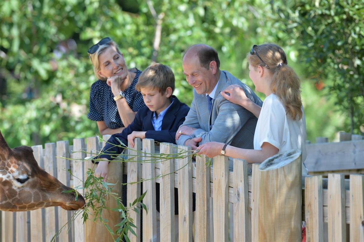 Eduardo de Inglaterra, con su familia en el zoo