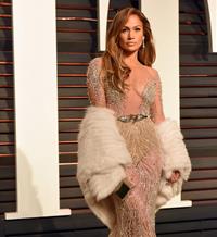 Jennifer López, los mejores looks del icono de moda en su 50 cumpleaños