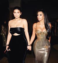 Kim Kardashian y Kylie Jenner lanzan su primer perfume juntas 