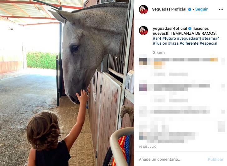 Hijo de Sergio Ramos con un caballo
