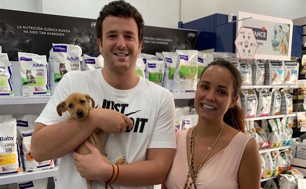 Álex Lequio y su novia, Carola, adoptan un perrito