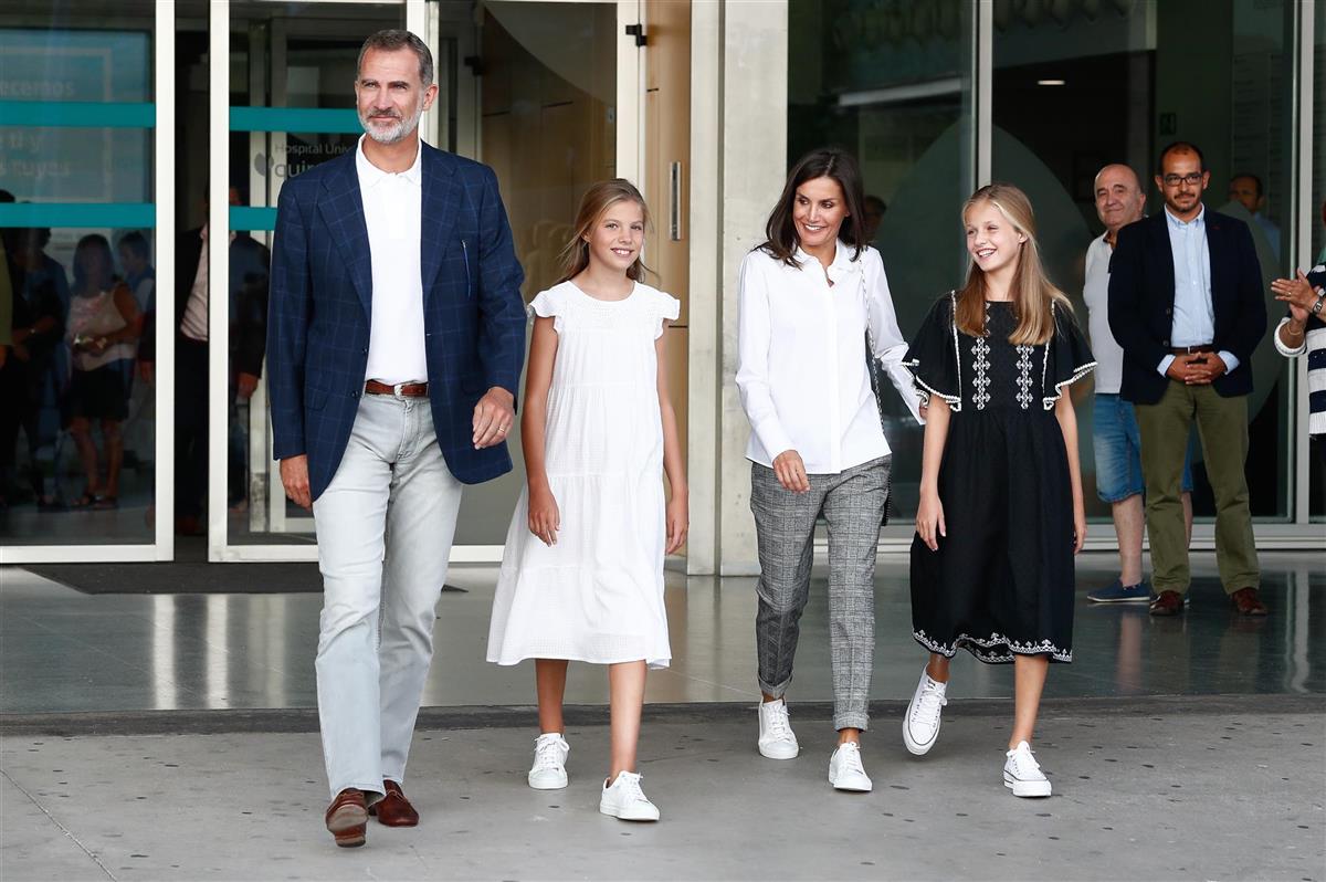 Los reyes Felipe y Letizia y sus hijas Leonor y Sofía visitan al rey Juan Carlos