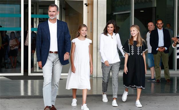 Los reyes Felipe y Letizia visitan al rey Juan Carlos junto a sus hijas