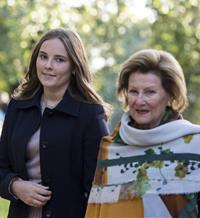 Muy cómplices, la princesa Ingrid y la reina Sonia de Noruega inauguran juntas un parque en Oslo
