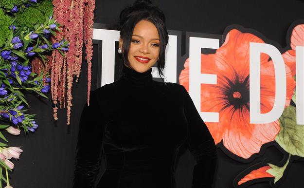 Rihanna apuesta todo al flequillo con un nuevo cambio de look
