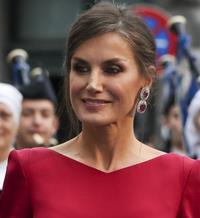 Premios Princesa de Asturias: La reina Letizia se viste de rojo fetiche pero le deja todo el protagonismo a la Princesa Leonor