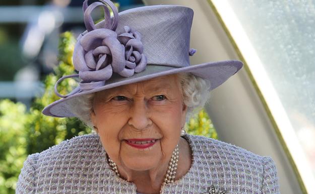 La reina Isabel II se refugia en la rutina en un momento difícil para su familia