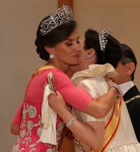 El significativo y cariñoso abrazo de la reina Letizia a Masako en Japón