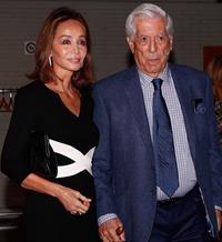 Mario Vargas Llosa reaparece públicamente en la presentación de su libro con bastón