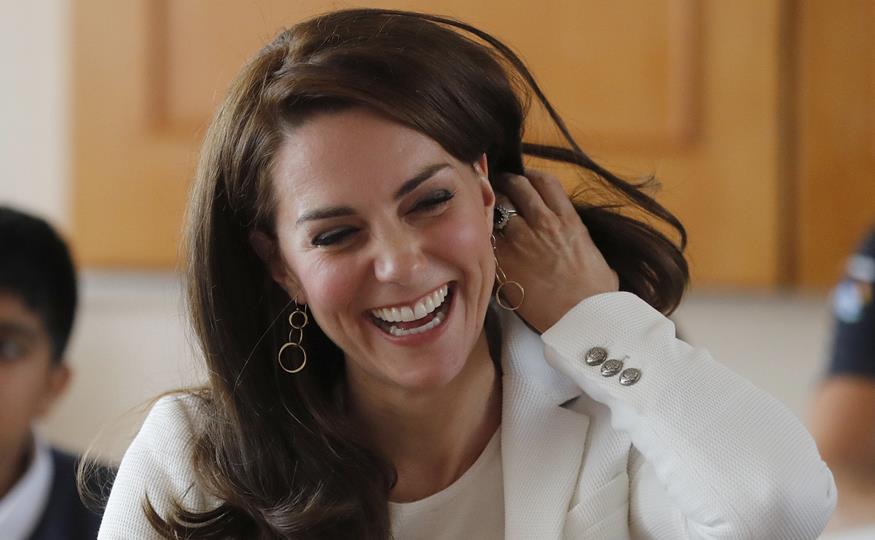 Kate Middleton se divierte en un pub