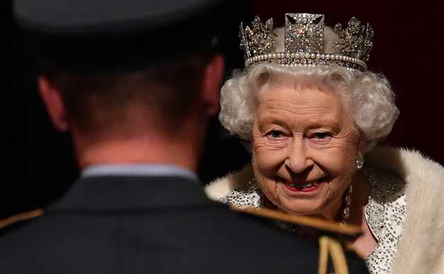 El truco mejor guardado de la reina Isabel II para que las joyas reales no dejen de brillar