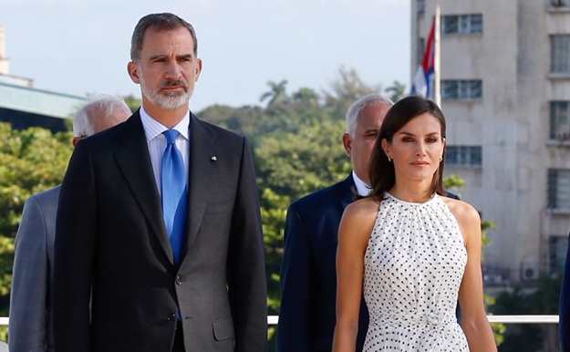 La reina Letizia rescata el vestido de lunares 3D para su primer acto público en La Habana