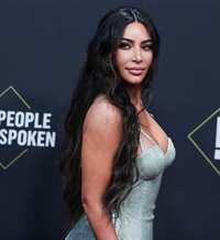 Kim Kardashian desvela por fin su truco para ponerse cintas adhesivas en el pecho