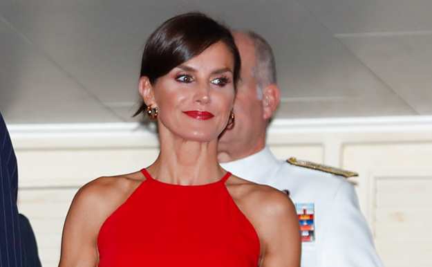 La reina Letizia deslumbra en Cuba vestida de rojo