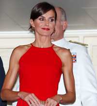 La reina Letizia deslumbra en Cuba vestida de rojo
