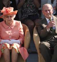 Isabel II muy molesta con la serie 'The Crown' por abordar su supuesta infidelidad